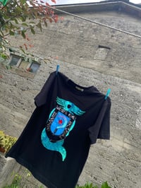 Image 3 of Camiseta bordada a man. DENANTES MORTAS QUE ESCRAVAS negra. Talla S/M OVERSIZE