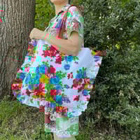 Image 1 of Floral Ruffle Tote Box Corners