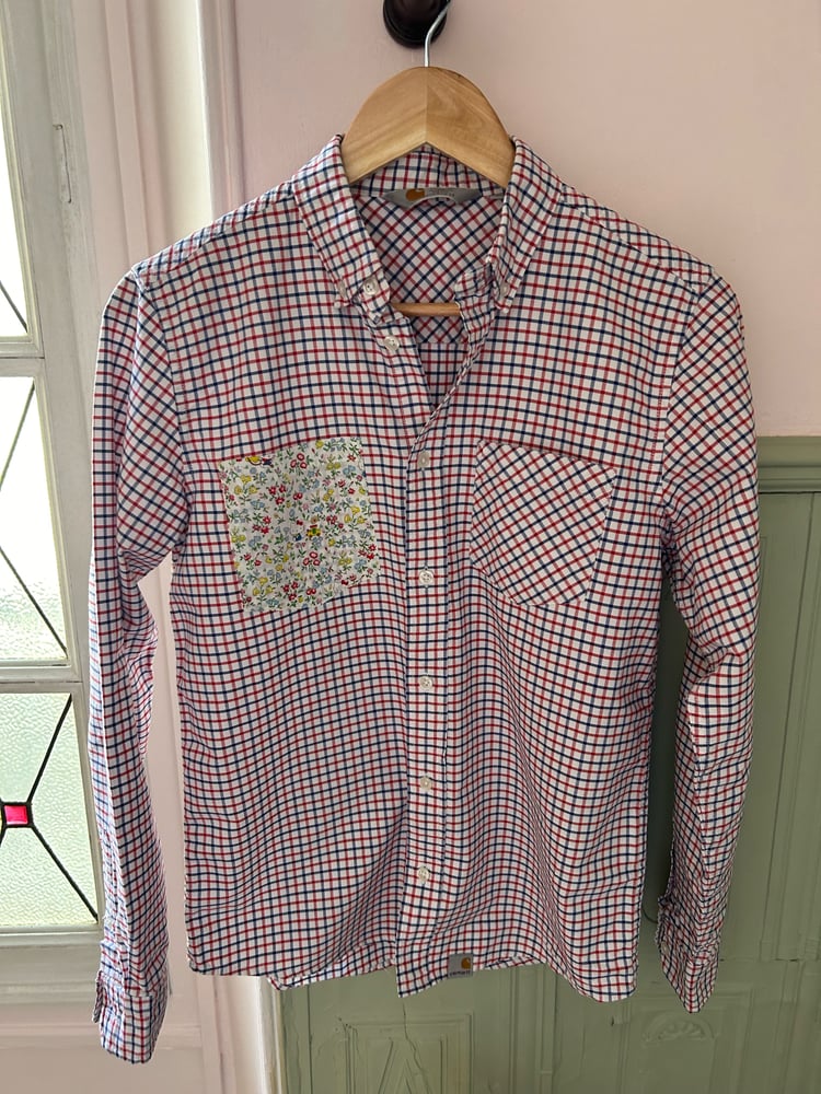 Image of Chemise d’homme pour femme upcyclée avec une poche en Liberty 