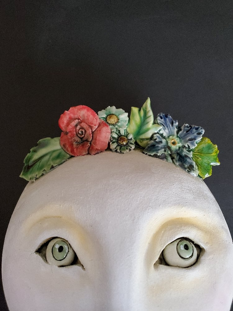 Wall mask with floral wreath Image 2