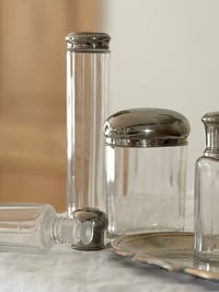 Image 3 of Ensemble ancien de flacons de toilette
