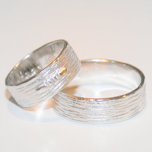 Image of Trouwringen met lijntjesstructuur, handgemaakte trouwringen op maat, goudsmid, Schilde