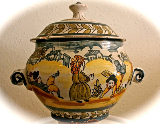 Image of Sopera vintage de cerámica policromada