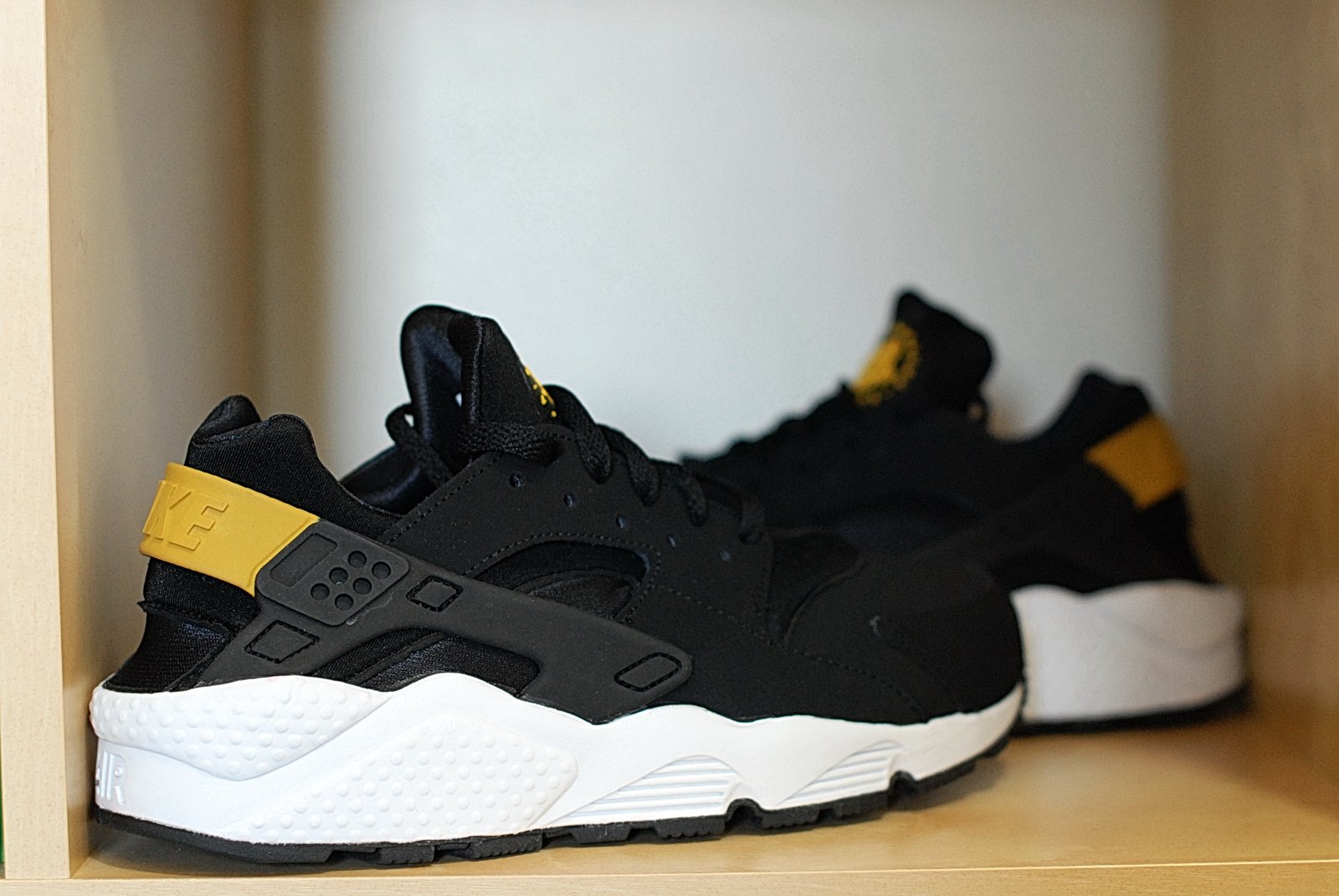 nike huarache black yellow