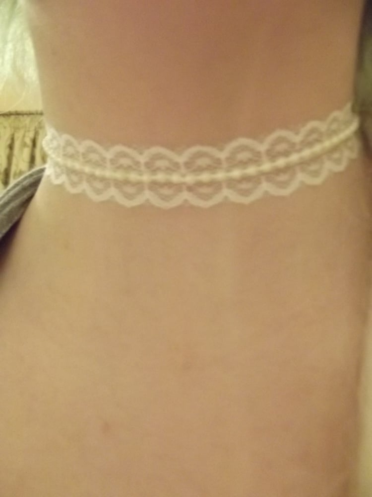 Image of Pearly lace choker