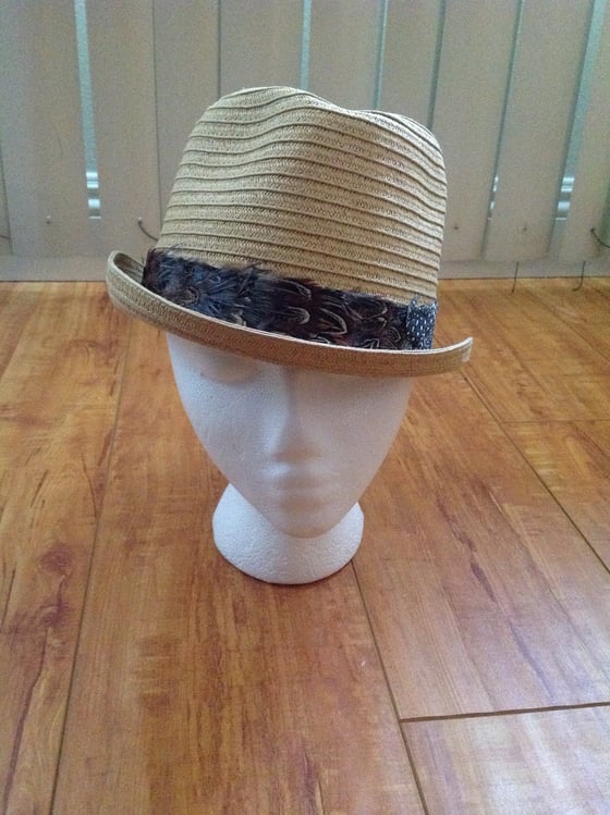 Image of creme straw fedora with mixed feather