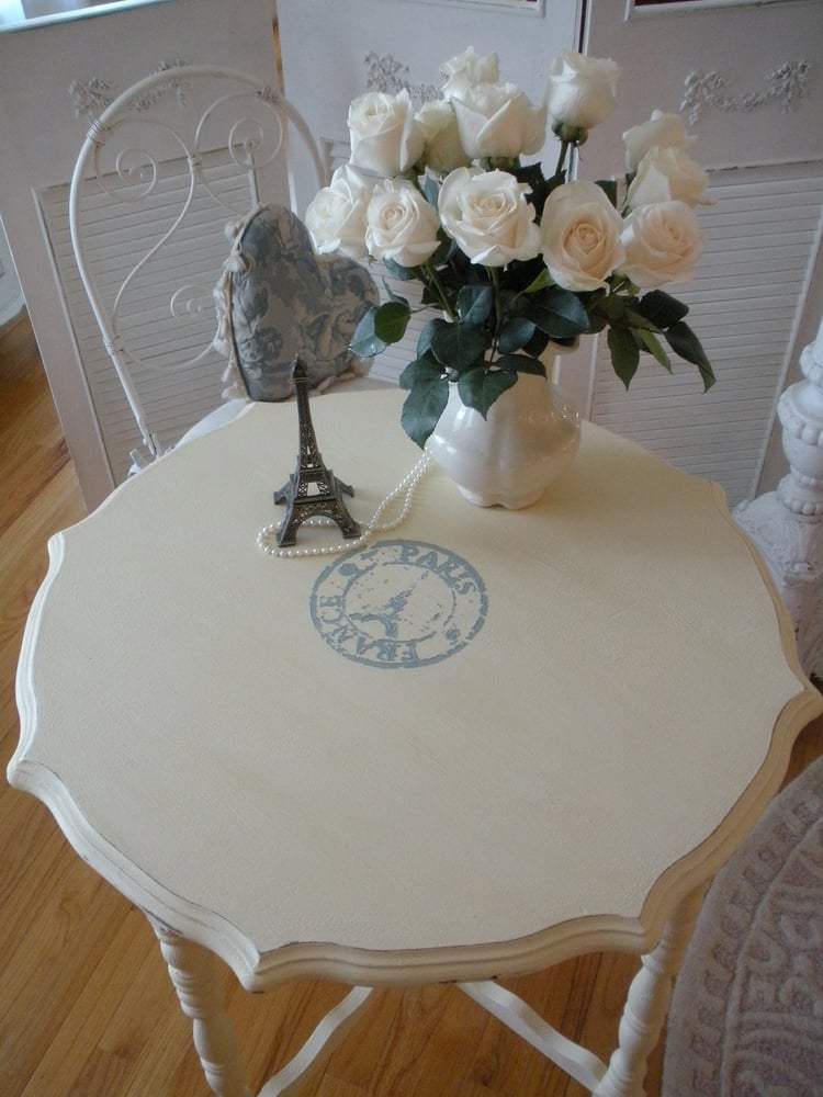 Image of Carte Postale Table