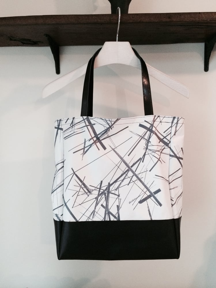 Image of Large Leather Tote - White Printed Lines