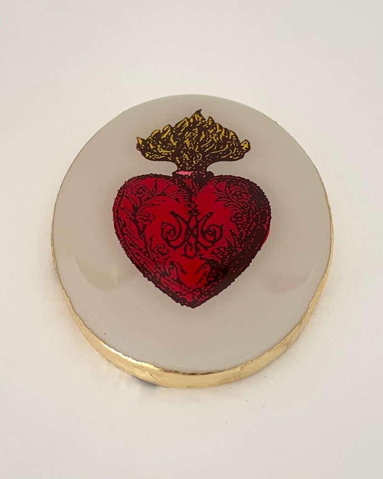 Image of Sacred Heart M Oval White