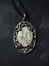 Image 1 of Magnifique pendentif métal plaqué argent, rond de nacre et feuille d’acanthes, XIXème siecle