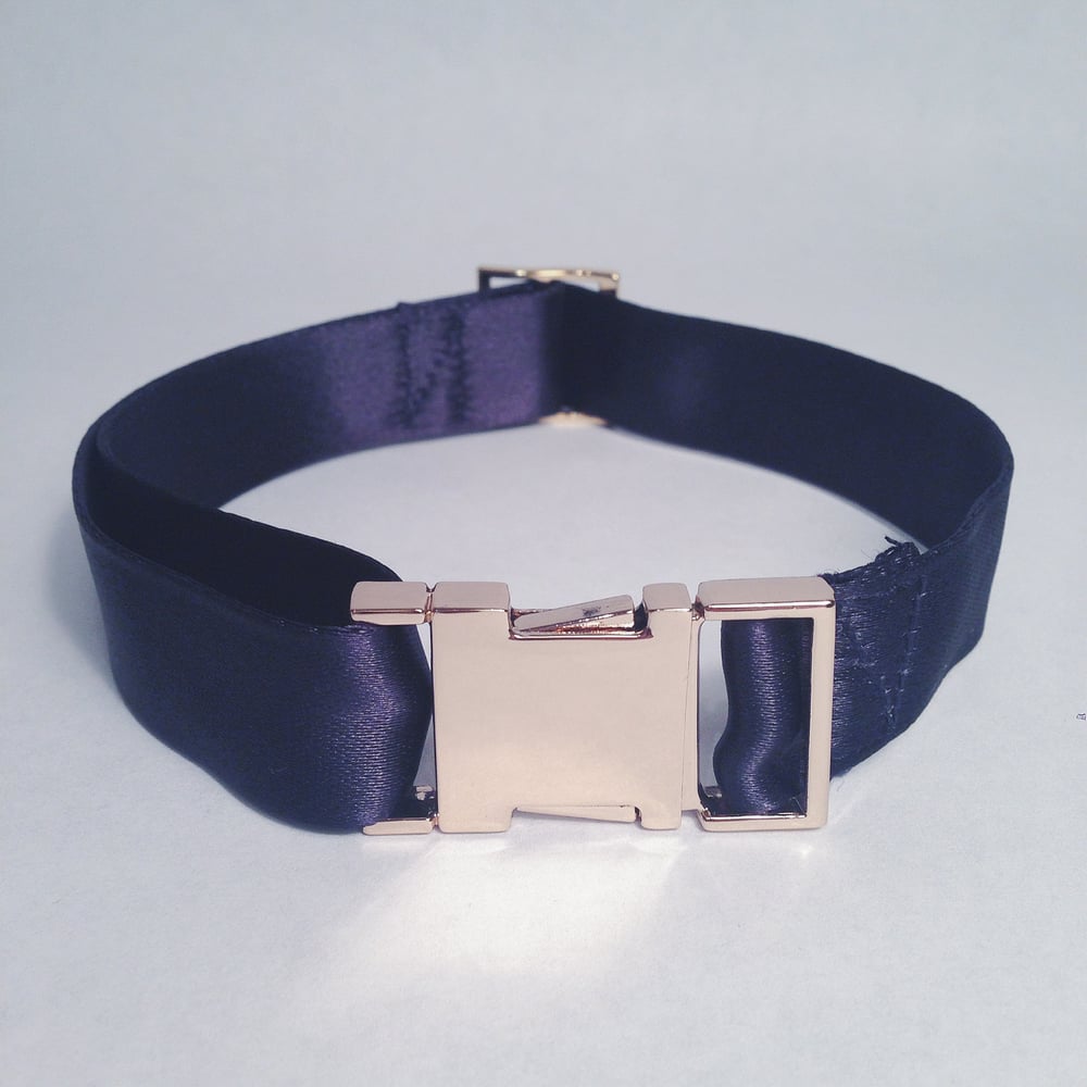 Image of choker in navy
