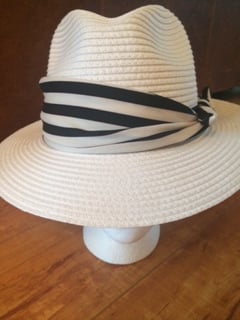 Image of white straw fedora with removeable striped band