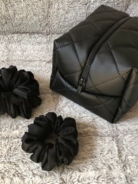 Image 8 of Kosmetyczka Eco skóra pikowana czarna w rozmiarze MIDI