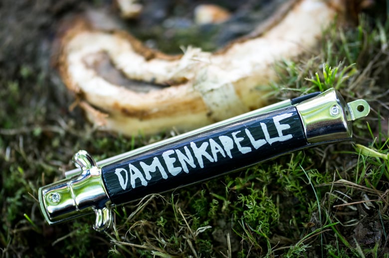 Image of DAMENKAPELLE flick knife combs 