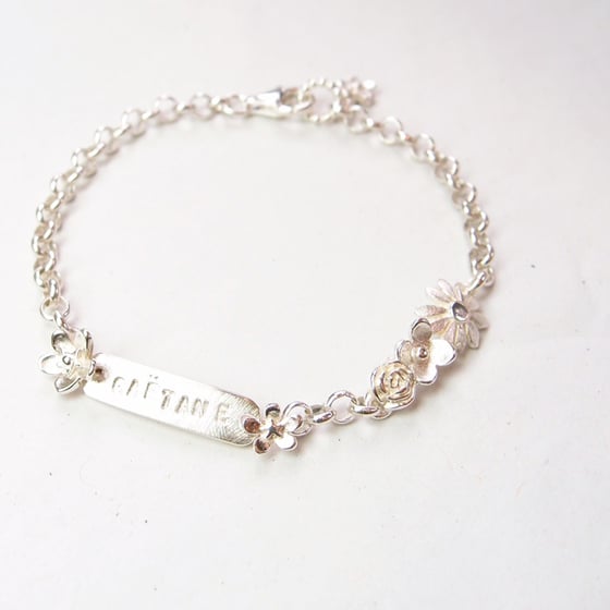 Beeld van Bloemen armband met naamplaatje