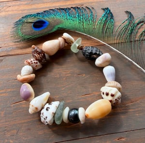 Image of Huilau mixed Hawaiian shell bracelet with a Tahitian pearl and seaglass size 6 1/2