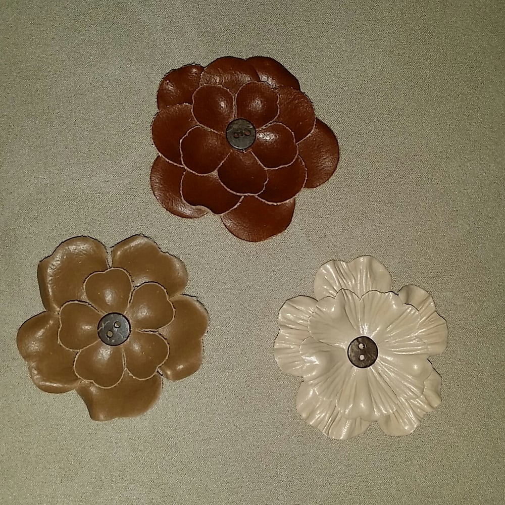 Image of FAUX LEATHER DAISY LAPEL FLOWER