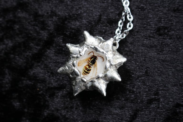 dead good wasp spiky necklace