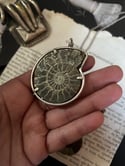 Amonite-pyrite fossile véritable enchâssé dans un cerclage en argent bas titre, vintage