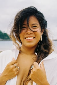 Image 2 of Earcuff de plata y charms de nacar