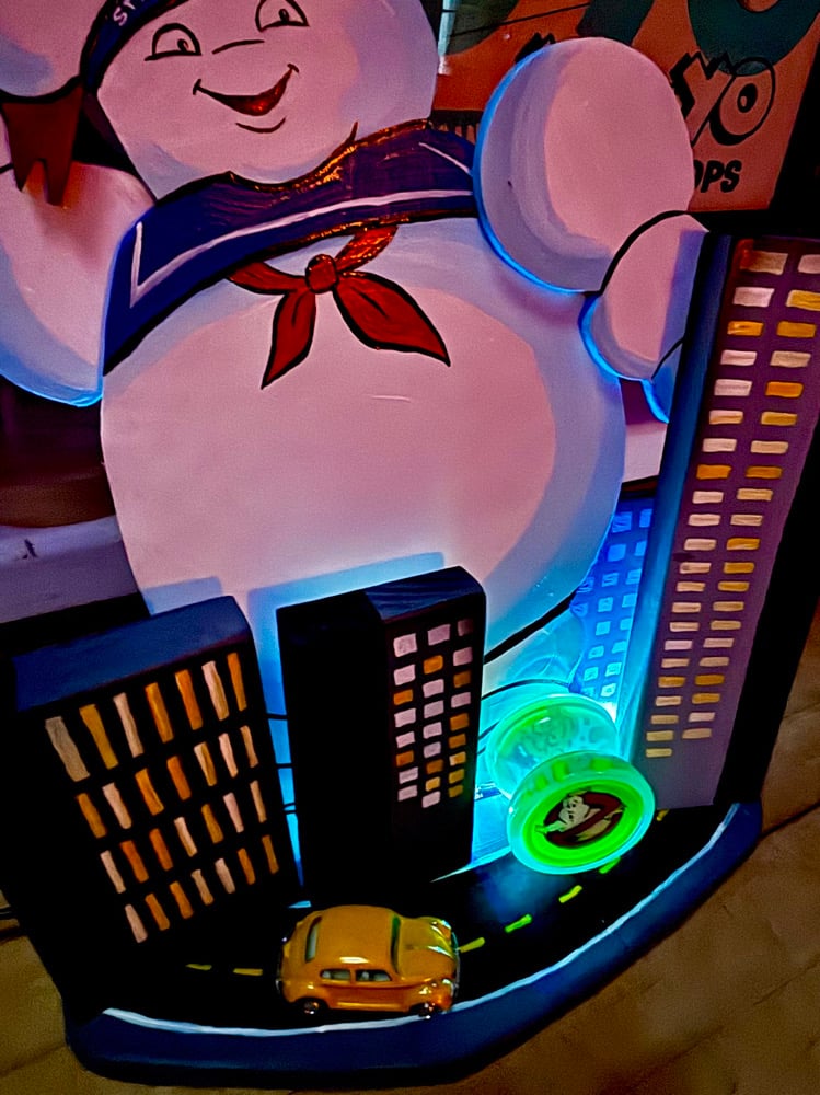 Image of Ghostbusters Duncan GLOW Freehand One with Stay Puft City Display