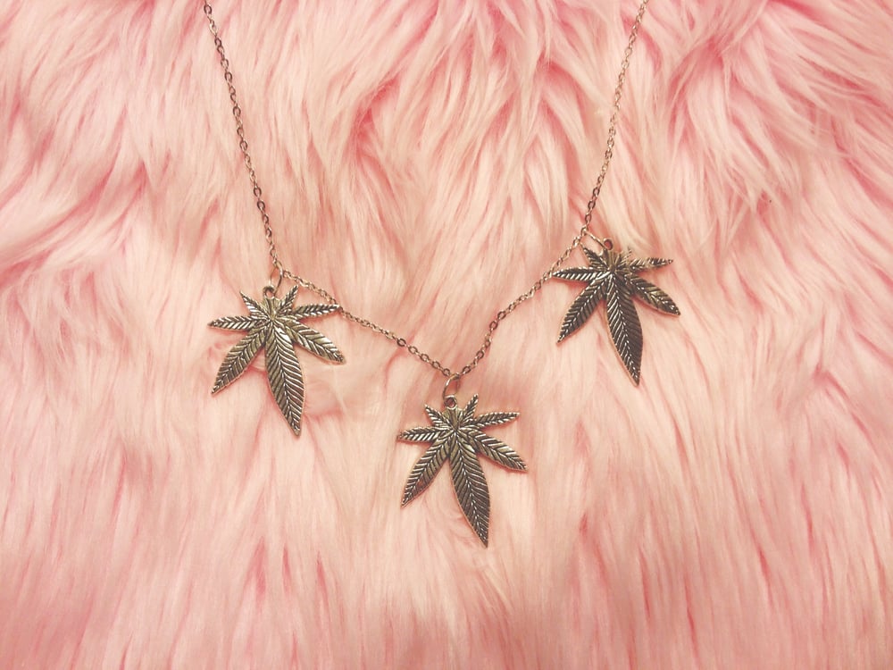 Image of Slutiva Leaf Necklace