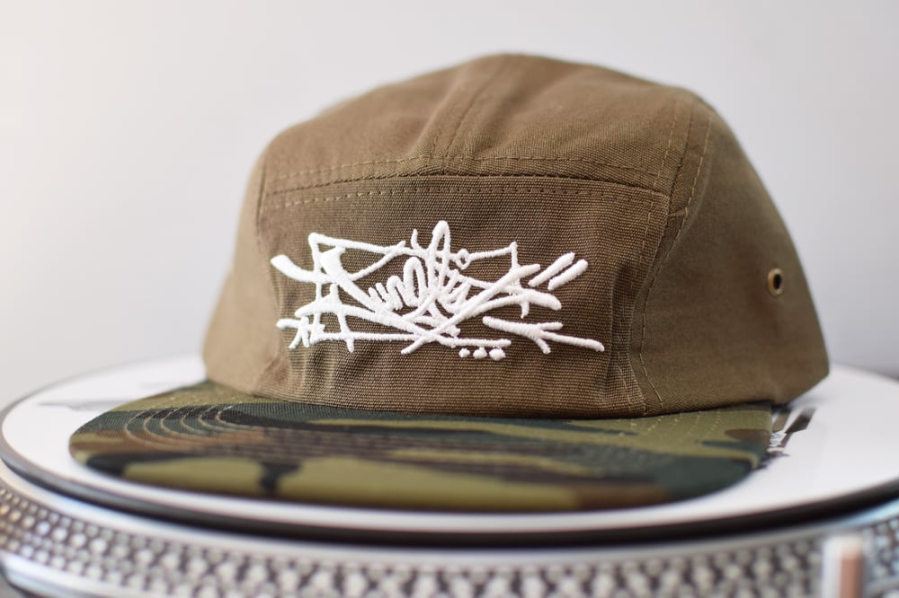 Image of DRUM & BASS 5 PANEL STRAPBACK HAT "JUNGLIST" - BROWN/CAMO