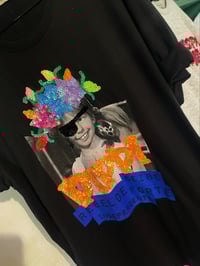 Image 5 of Camiseta bordada a man. Pippi negra. Corte oversize.