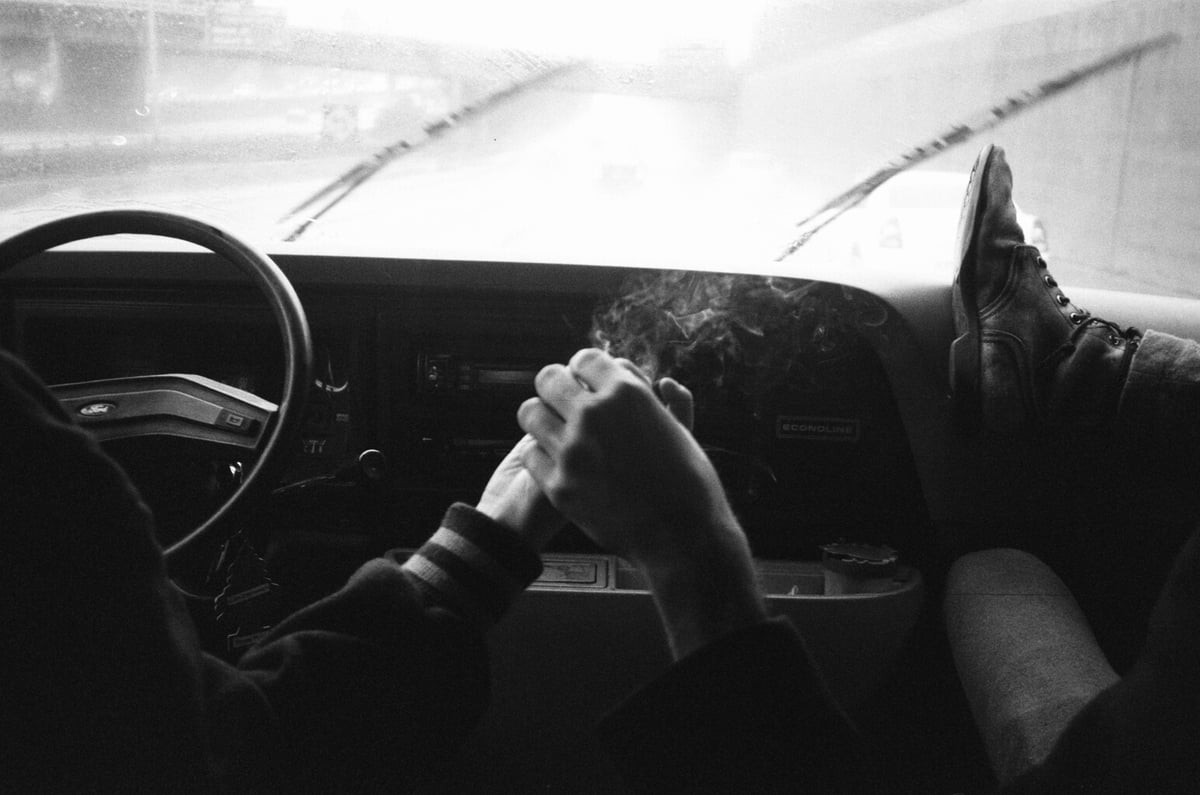 Песни а в машине едет черная машина. Парень курит в машине. Одинокий парень в машине. Парень с сигаретой в машине. Машины для пацанов.