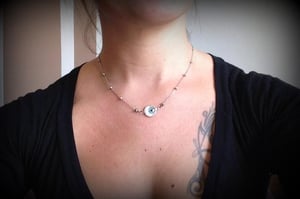 Image of Parure Pissenlit, collier court et dormeuses, noir et blanc