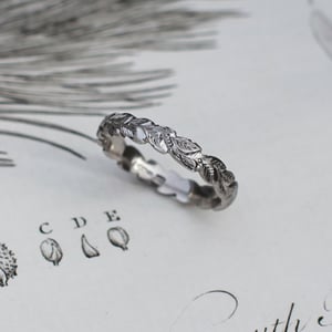 Image of 18ct white gold 4mm laurel leaf carved ring