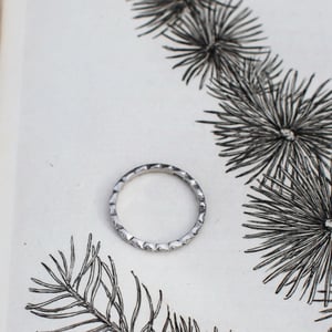 Image of Platinum 2mm laurel leaf carved ring