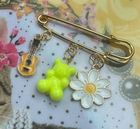 Charm mixture brooch 