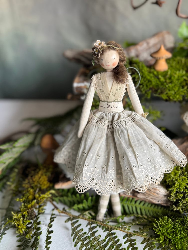 Image of Fae with brunette hair