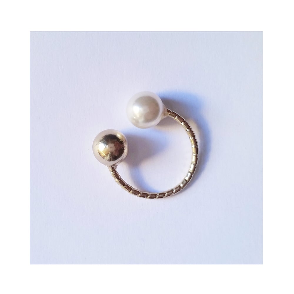 Image of pearl knuckle ring