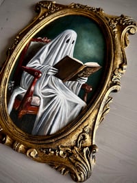 Image 5 of Fantasma en la silla leyendo 