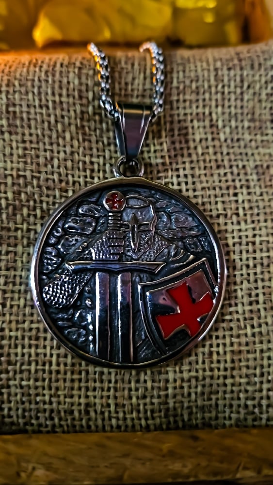 👑The Armored Kingdom Seal of the Crusader Necklace