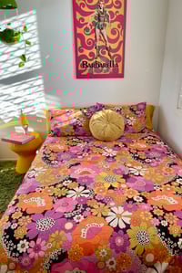 Image 2 of Quilt Cover in Psychedelic Medow pink