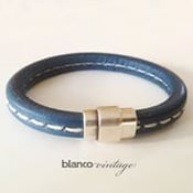 Image of PULSERA CABALLERO DE CUERO AZUL CON PESPUNTE