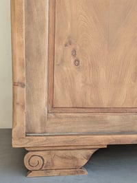 Image 3 of L'ARMOIRE EN ORME MASSIF 