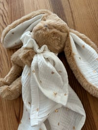 Image 2 of LAPIN SABLE 26 CM CŒUR DORÉ 