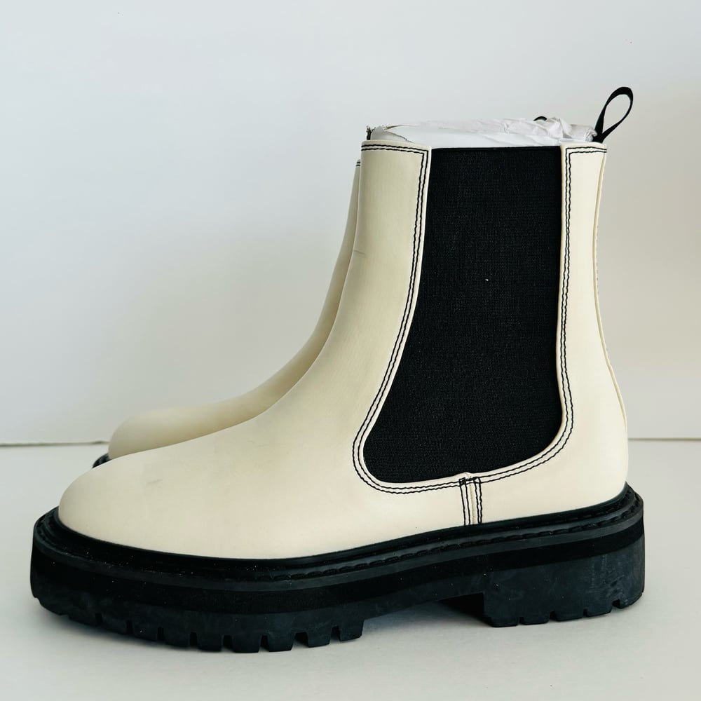 Image of VALESKA BOOT SIZE - 6