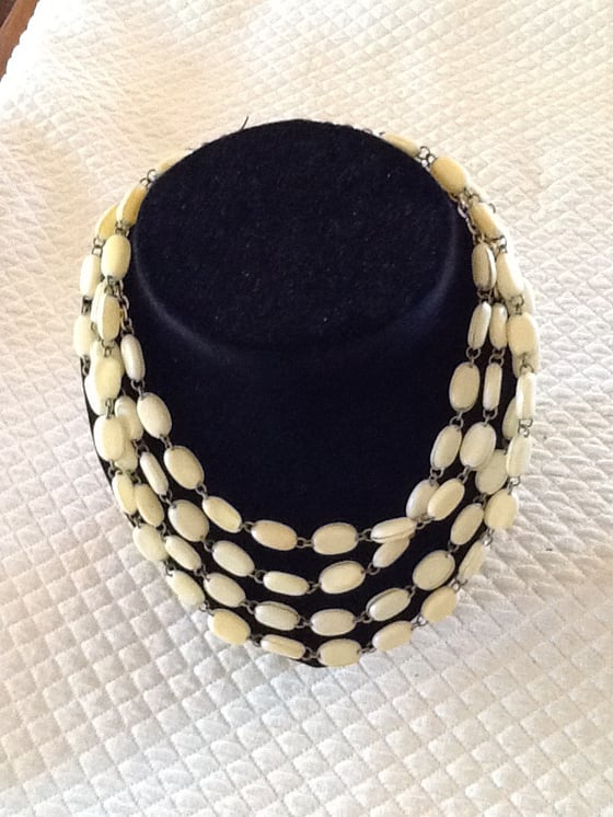 Image of Collier quatre rangs en perles de couleur ivoire