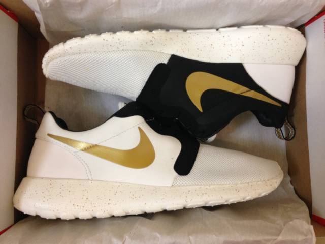 En marcha colorante exégesis NIKE ROSHE RUN GOLD TROPHY PACK | The Shoe Game