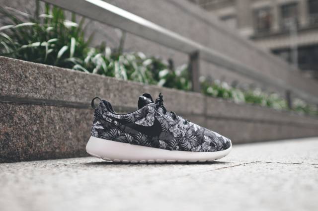 Image of Nike Roshe Run"Greyscale Palm"