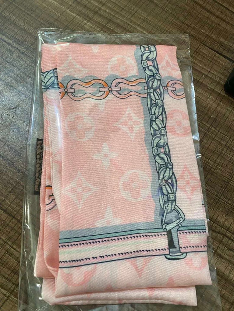 NEW LV SCARF  Image 2