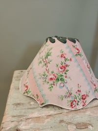 Image 2 of Moyen abat jour "Écrin de roses "