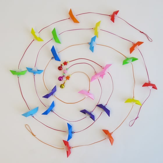 Image of Guirlande origami petits bateaux arc en ciel