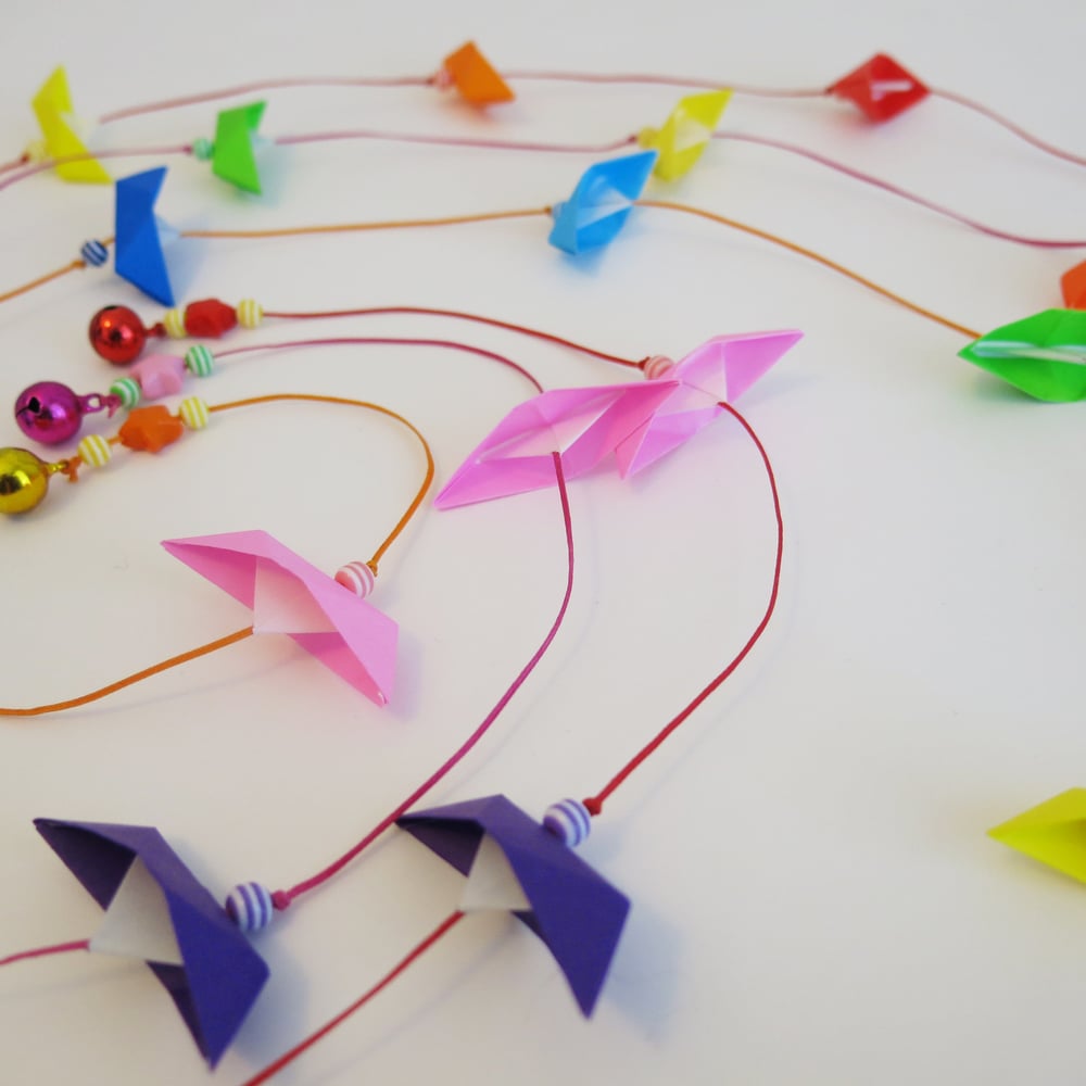 Image of Guirlande origami petits bateaux arc en ciel