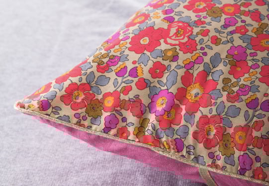 Image of כרית בטסי רד Coussin Betsy Red